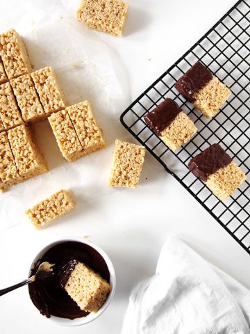 chocolate-dipped sriracha rice krispie treats | thekitchenpaper.com